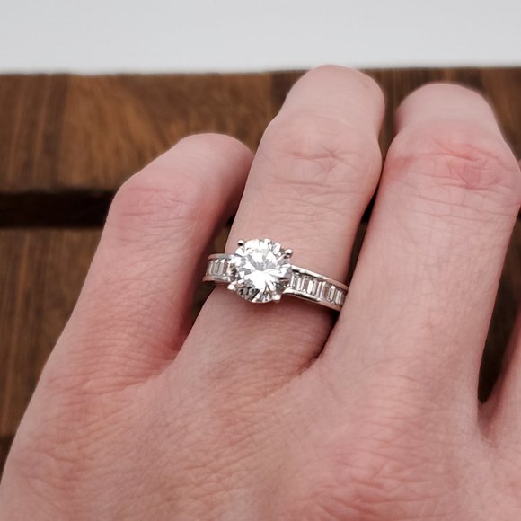 Size 6 925 Sterling Silver Beautiful Bright Cubic Zirconia Ring - Picture 4 of 9